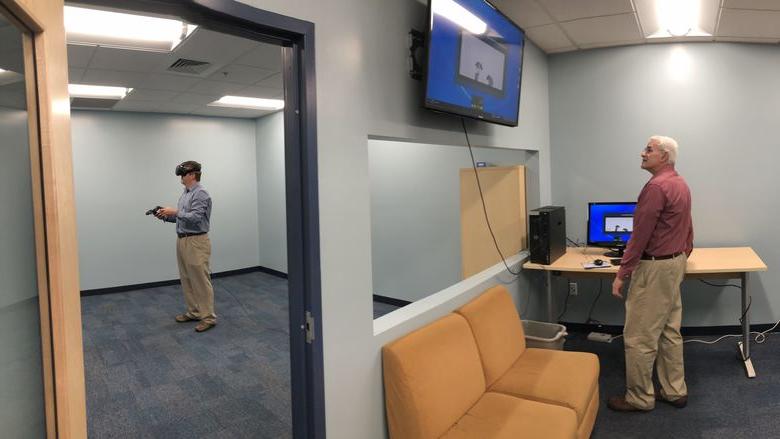 教员在新房间试用虚拟现实眼镜