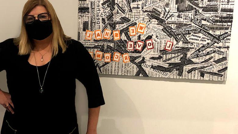 克里斯蒂娜·加尔比亚蒂站在她的艺术品旁边