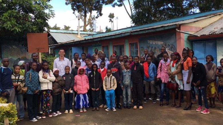 尼克·米勒在肯尼亚与孩子们合影